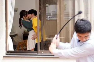 Hai gã nhân viên cũ hiếp dâm vợ yêu cấp trên khi anh ta đã đi làm ăn để trả thù