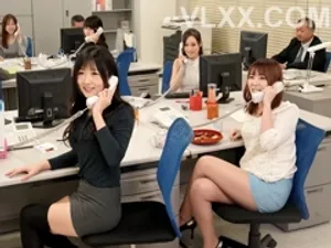 Em gái dễ dãi cho lũ bạn địt tập thể vào lồn